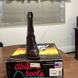 Western Boots
All leather 
Size 9
Burgundy/wine color